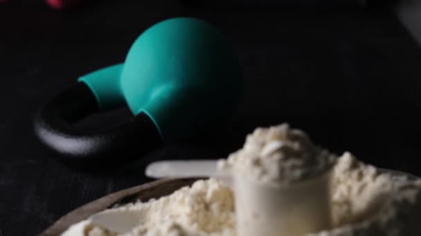 Εστιάζοντας Ένα Κουτάλι Μέτρησης Πρωτεΐνη Ορού Γάλακτος Σκόνη Ενθουσιώδης Kettlebell — Αρχείο Βίντεο