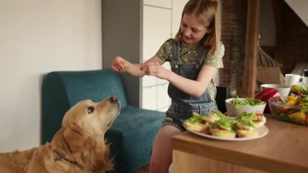 Şirin Küçük Kız Mutfakta Sağlıklı Sebze Kahvaltısı Yapar Altın Köpeğiyle — Stok video