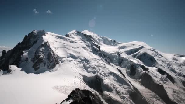 Elicottero Salvataggio Volante Contro Montblanc Mountain Snowy Peak — Video Stock