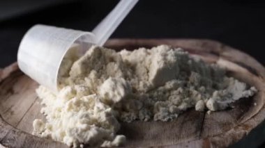 Sütlü protein tozu ile kepçeler gemide dönüyor, sağlıklı yaşam kavramını destekliyor.