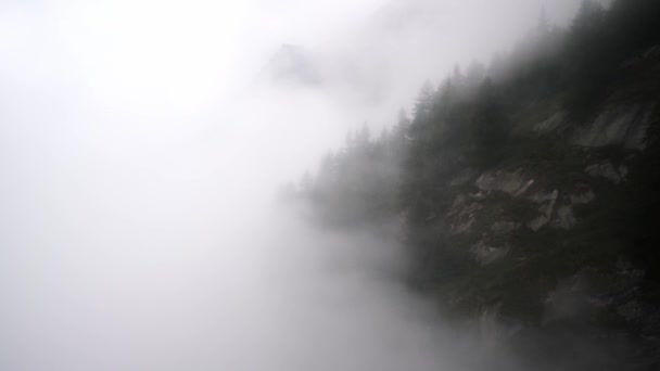 Αναρρίχηση Στο Βουνό Μέσω Καλωδίου Τρόπο Πυκνή Ομίχλη — Αρχείο Βίντεο