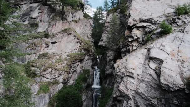 Cascada Fluye Garganta Las Montañas Verano — Vídeos de Stock