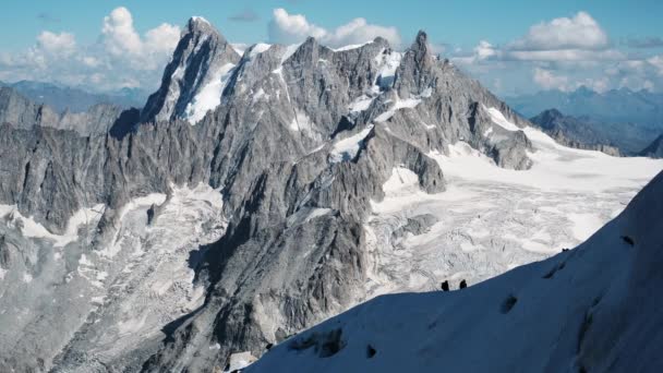 Gruppo Alpinisti Che Scalano Montblanc Snowy Mountain — Video Stock