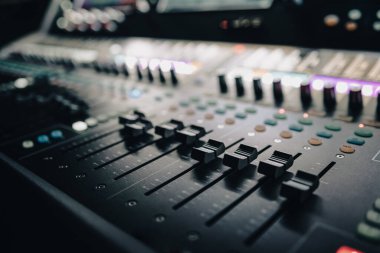 Ses kontrol müzik mikseri kayıt stüdyosunda. Karıştırıcıyı kapat ve karıştırıcı yükselticinin sesini eşitle. Dijital ses sistemi