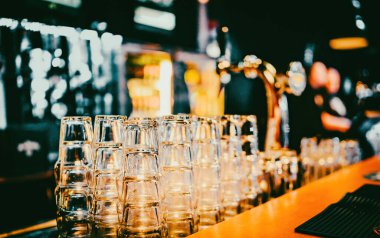 Gözlüklü şık bir gece barı tezgahı. Alkol ve lüks tasarımı olan modern bir gece kulübü.