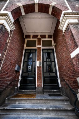 Avrupa 'daki tuğla binadaki kapılar. Ev girişi ve taştan geleneksel dış görünüş