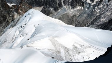 Montblanc tırmanışı, yürüyüş grubu dağ sıraları boyunca karlı yoldan geçiyor.