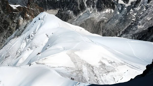 Montblanc Beklimmen Wandelgroep Passeren Snowy Path Langs Bergketen — Stockfoto