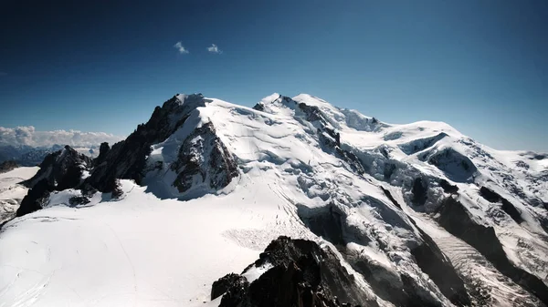 Montblanc Mountain Snöig Topp Mot Blå Himmel — Stockfoto