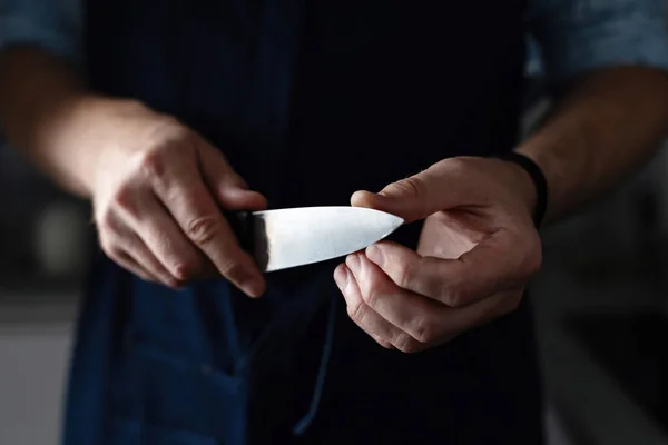 Adamın Elleri Mutfak Bıçağını Kontrol Ediyor Şef Keskin Bıçakla — Stok fotoğraf