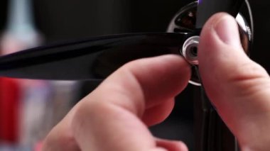 Helikopter pervanesi takılıyor ve tatma pervanesi dönüyor. Fpv Diy Drone monte ediliyor.