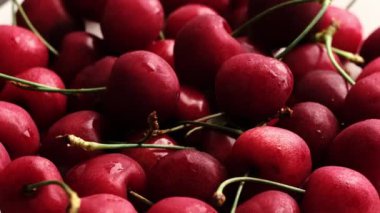 Yeşil saplı, makro manzaralı bir kiraz. Vejetaryen sağlıklı beslenme için taze meyve vitamini.