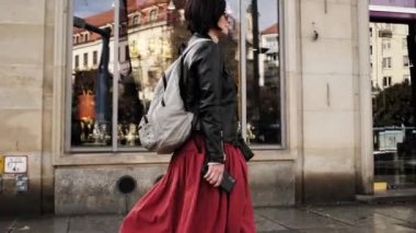Güneş Gözlüklü Çekici Kadın Sırt çantalı, kendine güvenen ve stil sahibi