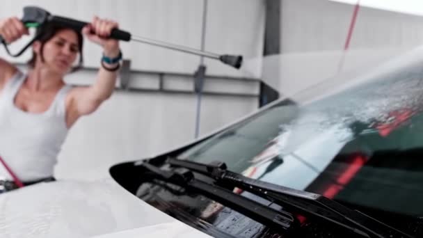 ガールドライバーは セルフサービスの洗車 スローモーションで車を洗います — ストック動画