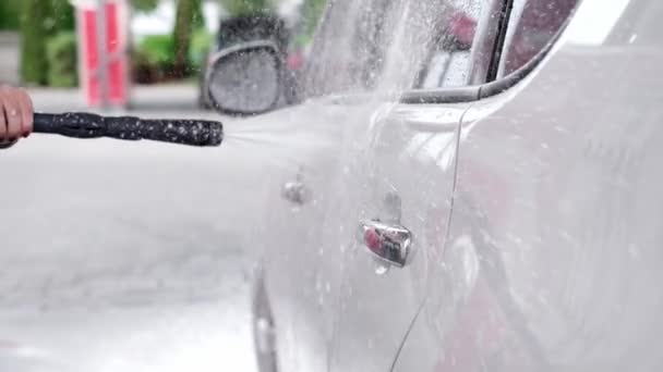 Dziewczyna Myje Samochód Samoobsługowej Myjni Samochodowej Woda Pianką Jest Spryskiwana — Wideo stockowe