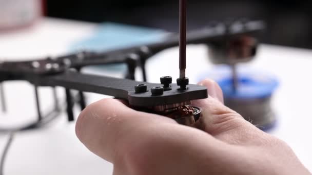 Yapımı Fpv Diy Drone Montajı Tornavidayla Motor Vidaları Sıkıştırılıyor — Stok video