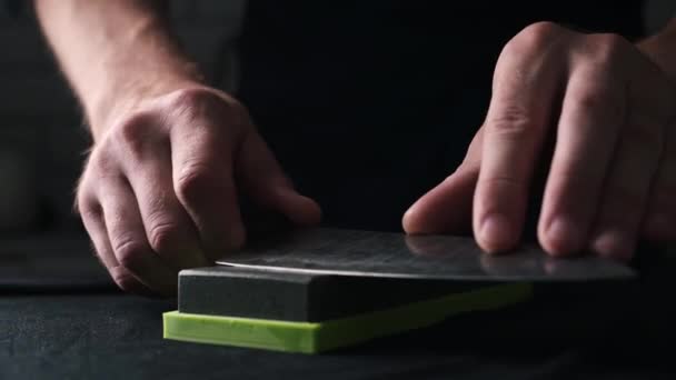 Mãos Masculinas Afiando Faca Cozinha Com Pedra Amolar Água Uma — Vídeo de Stock