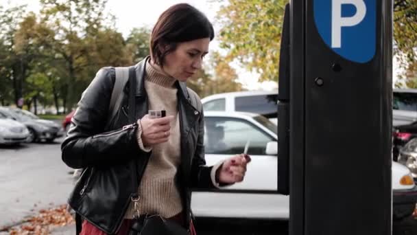 Γυναίκα Πληρώνει Για Στάθμευση Μέσω Μετρητή Στάθμευσης Και Λαμβάνει Εισιτήριο — Αρχείο Βίντεο