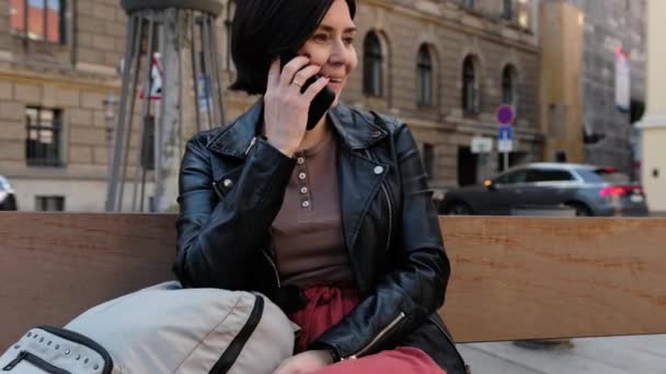 Приваблива Усміхнена Жінка Говорить Смартфоні Центрі Дрезден Сіті Стріт — стокове відео