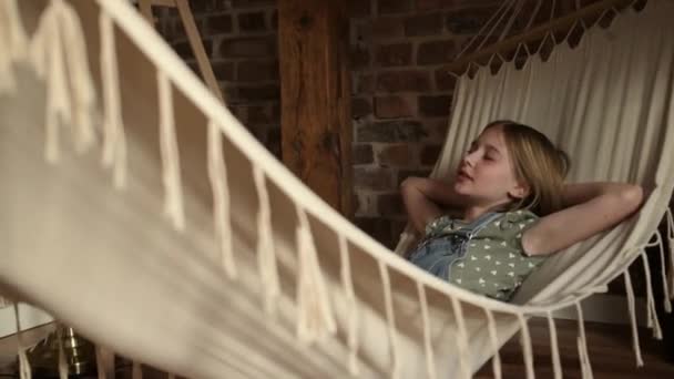Ятнадцять Дівчат Які Лежать Гамаку Співають Пісню Вдома Досить Фей — стокове відео