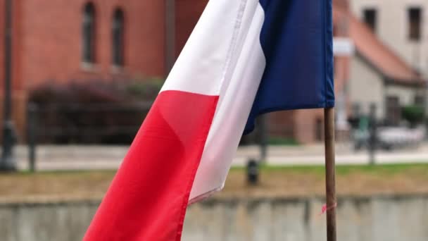 Французский Национальный Триколор Развевается Флагштоке Городской Улице — стоковое видео