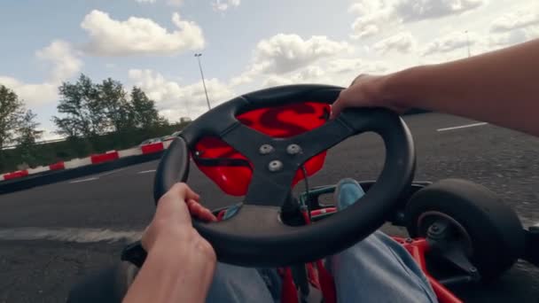 Kart Race Rijden Door Kleine Jongen Cartingby Track Eerste Persoon — Stockvideo
