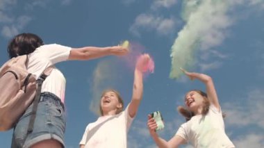 Holi Festivali 'nde kızları olan bir anne Holi tozuyla oynuyor.