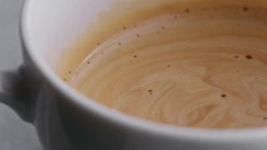 Kahve fincanında taze aromatik ev yapımı kahve, ağır çekim.