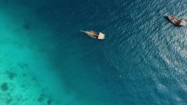 Turkuaz su yüzeyinde yüzen ahşap balıkçı tekneleri Drone 'dan inanılmaz bir manzara.