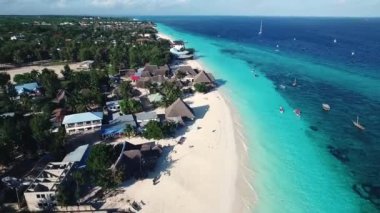 Turistler için otelleri olan Zanzibar Adası Sahil Hattı, Yüksekten İnsansız Hava Aracı