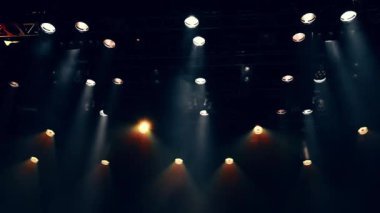 Atmosferik sahne ışığı sahne ışıkları yıldırımlar ve konser sırasında yanıp sönen ışıklar ya da gösteri