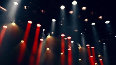 Sahne tavanı konser sırasında yıldırım ve yanıp sönen ışıklar altında