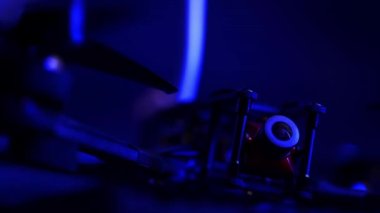 Fpv Helikopteri 'nin seyir kamerası. Renkli bir ışıkta Masadaki Dron.