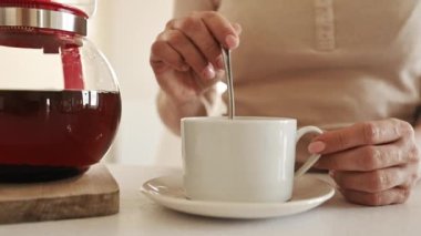 Mutfakta çay fincanı hazırlayan kız.