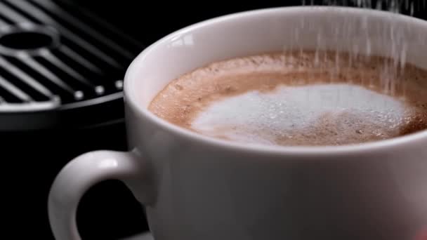 Přidání Cukru Šálku Domácí Čerstvou Kávou Cappuccino Zpomalení — Stock video