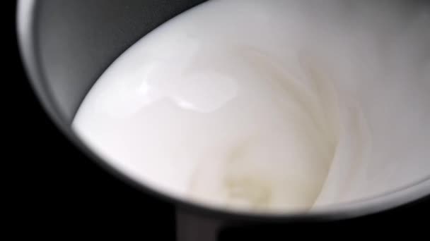 自家製コーヒーのためのミルクの暖房および回転のミルクの凍結器 遅い動き — ストック動画