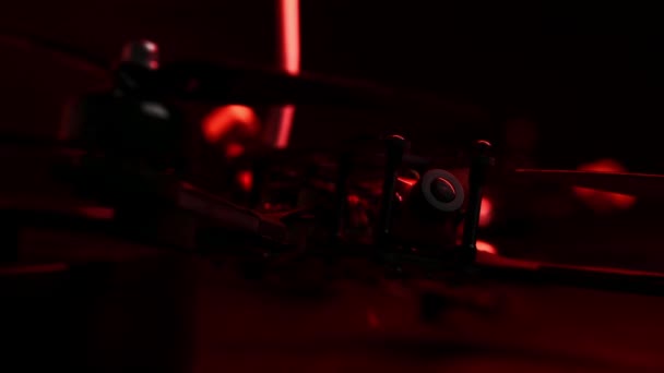 Fpv Drone Con Cámara Una Mesa Una Luz Roja — Vídeo de stock