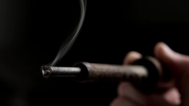 Κολλητική Σιδήρου Έτοιμο Για Συγκόλληση Καπνό Μαύρο Φόντο Κοντινό Πλάνο — Αρχείο Βίντεο