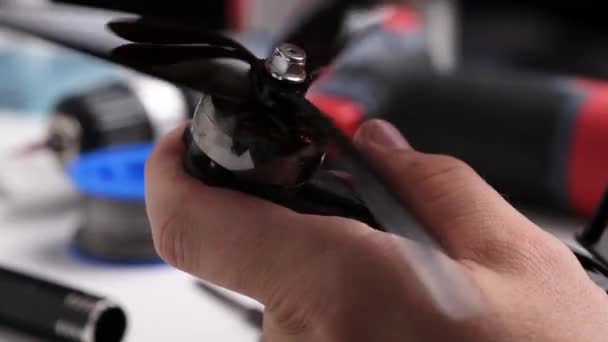 Montar Fpv Diy Drone Anexando Uma Hélice Uma Hélice Degustação — Vídeo de Stock