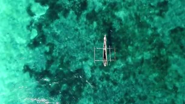 Самотній Човен Плаває Поверхні Води Дивовижний Вид Дрону — стокове відео