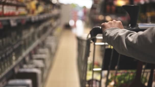 Dívka Procházky Supermarketu Vozíkem Výběru Nákupu Potravin — Stock video
