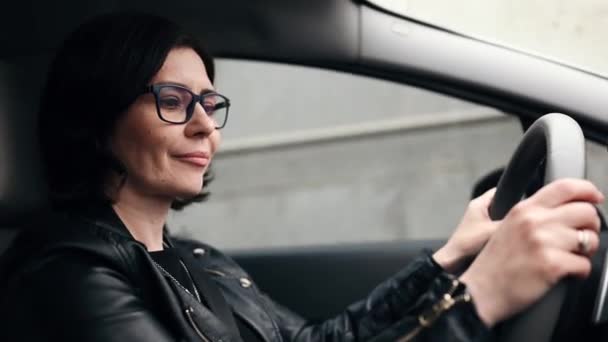 Atrakcyjna Kobieta Biznesu Jazdy Samochodem Przez Nowoczesne Miasto — Wideo stockowe