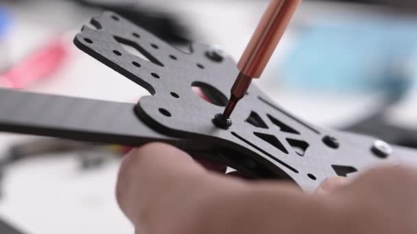 Das Anziehen Der Schrauben Eines Copterkörpers Selbstgebaute Fpv Drohne — Stockvideo