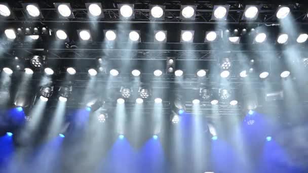 Πολλά Φώτα Σκηνής Φωτίζει Σκηνή Κατά Διάρκεια Της Μουσικής Συναυλίας — Αρχείο Βίντεο