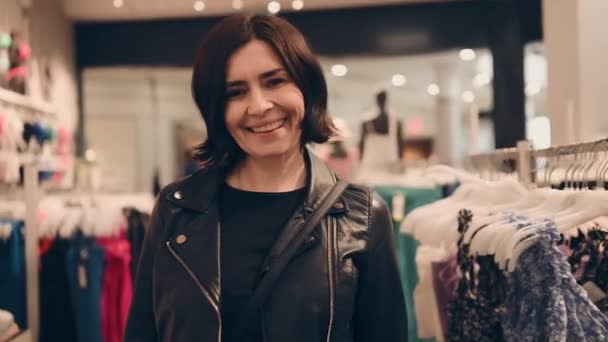 Портрет Молодой Улыбающейся Привлекательной Женщины Магазине Одежды — стоковое видео