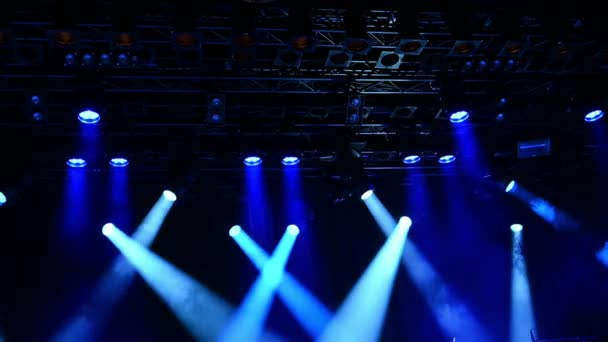 舞台天花板灯 音乐会或表演期间音乐舞台上明亮的蓝色聚光灯 — 图库视频影像