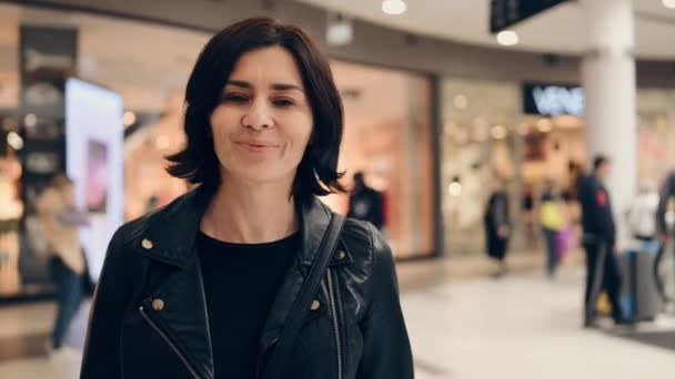 Jeune Femme Attrayante Marchant Près Centre Commercial Regardant Dans Caméra — Video