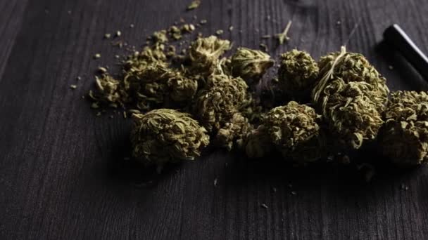 Fiori Canapa Cannabis Secca Che Cadono Sul Tavolo Con Pipa — Video Stock