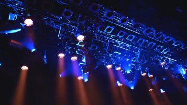 Parlak mavi tavan ışıkları sahne ışıklarını müzik konseri sırasında ya da gösteri sırasında