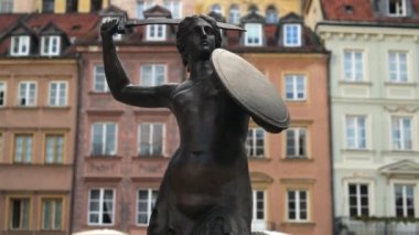 Kalkanı ve kılıcı olan bronz deniz kızı heykeli. Polonya 'nın başkenti Varşova' nın özeti.